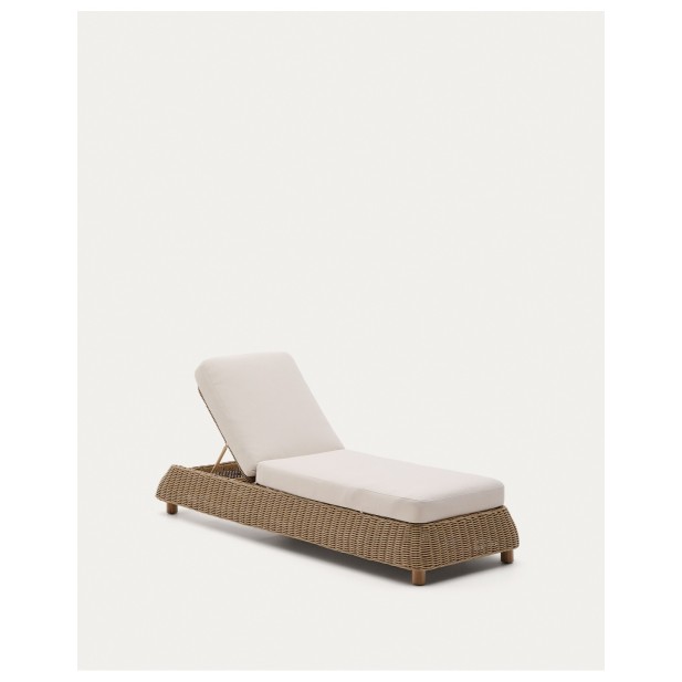 Tumbona Meria de ratán sintético y patas de madera maciza de acacia FSC 100% - Kave Home