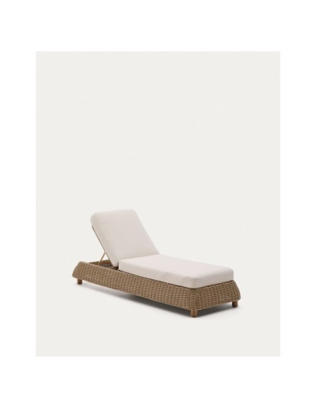 Tumbona Meria de ratán sintético y patas de madera maciza de acacia FSC 100% - Kave Home