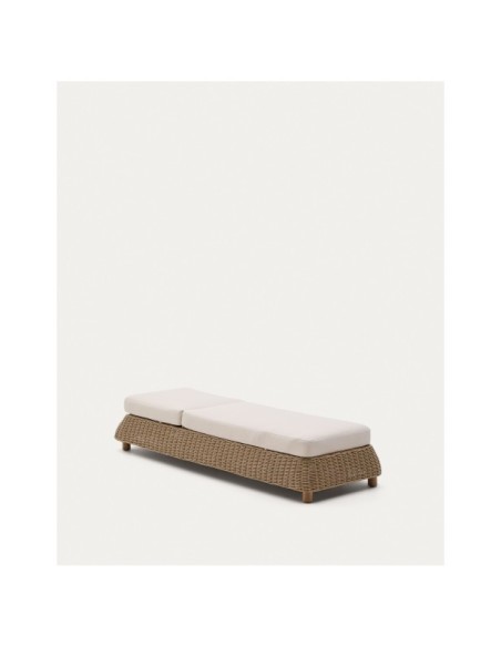 Tumbona Meria de ratán sintético y patas de madera maciza de acacia FSC 100% - Kave Home