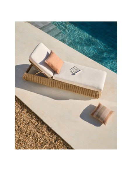 Tumbona Meria de ratán sintético y patas de madera maciza de acacia FSC 100% - Kave Home