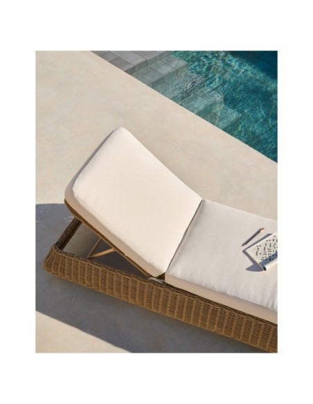 Tumbona Meria de ratán sintético y patas de madera maciza de acacia FSC 100% - Kave Home