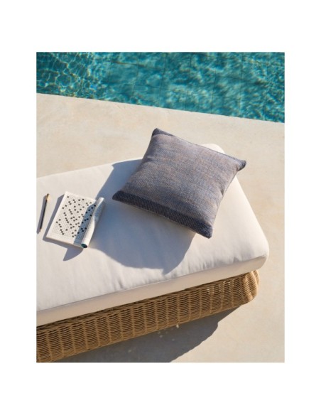 Tumbona Meria de ratán sintético y patas de madera maciza de acacia FSC 100% - Kave Home