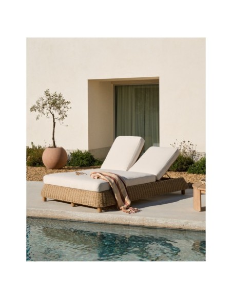 Tumbona doble Meria de ratán sintético y patas de madera maciza de acacia FSC 100% - Kave Home