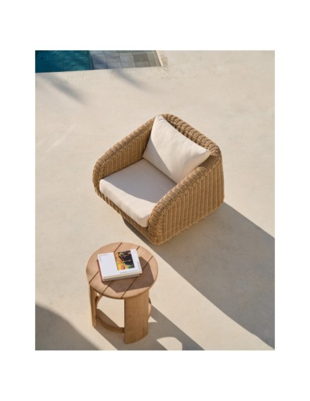 Sillón Meria de ratán sintético y patas de madera maciza de acacia FSC 100% - Kave Home