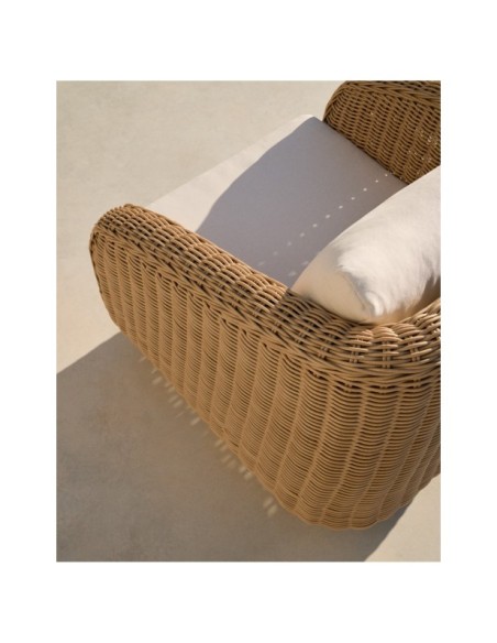 Sillón Meria de ratán sintético y patas de madera maciza de acacia FSC 100% - Kave Home