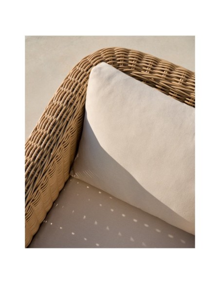 Sillón Meria de ratán sintético y patas de madera maciza de acacia FSC 100% - Kave Home