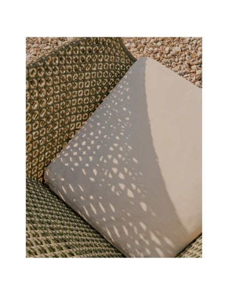 Butaca Olbia de ratán sintético y madera maciza de teca FSC 100% - Kave Home