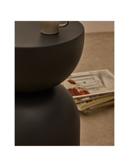 Mesa auxiliar Rachell de metal con acabado pintado gris Ø30,5 cm - Kave Home