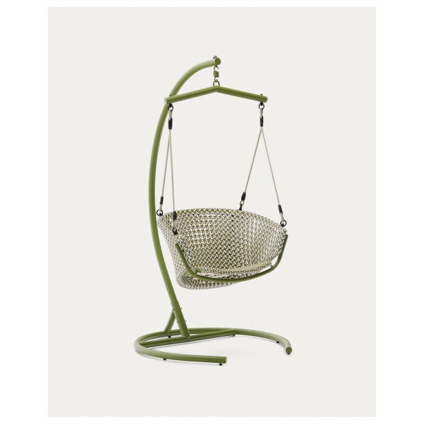 Sillón colgante con pie Saliga de aluminio y ratán sintético verde - Kave Home