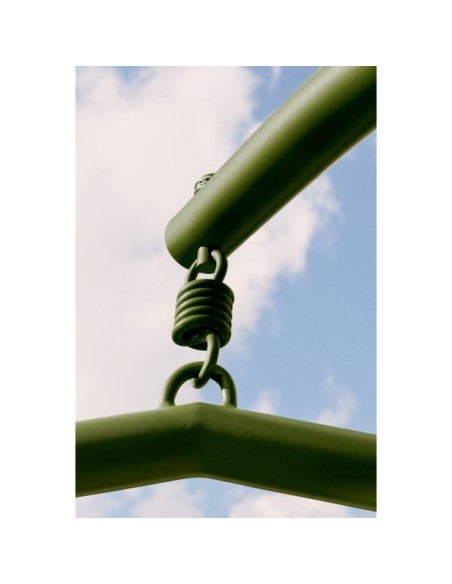 Sillón colgante con pie Saliga de aluminio y ratán sintético verde - Kave Home