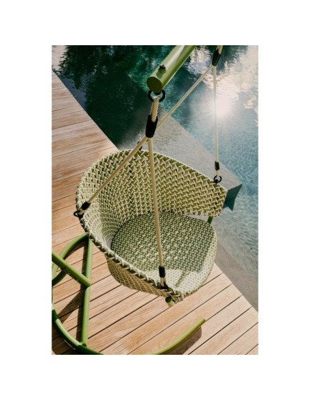 Sillón colgante con pie Saliga de aluminio y ratán sintético verde - Kave Home