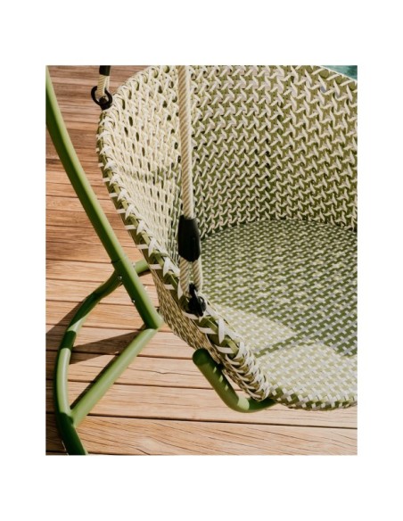 Sillón colgante con pie Saliga de aluminio y ratán sintético verde - Kave Home