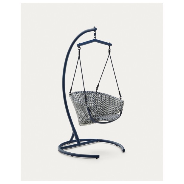 Sillón colgante con pie Saliga de aluminio y ratán sintético azul - Kave Home