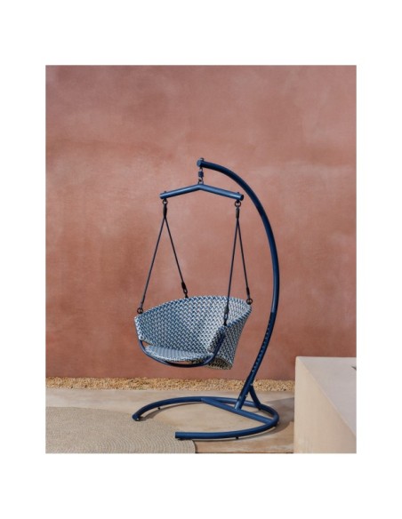 Sillón colgante con pie Saliga de aluminio y ratán sintético azul - Kave Home
