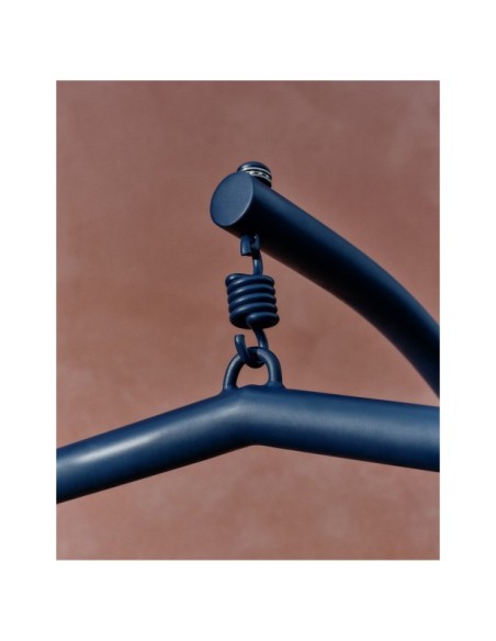 Sillón colgante con pie Saliga de aluminio y ratán sintético azul - Kave Home