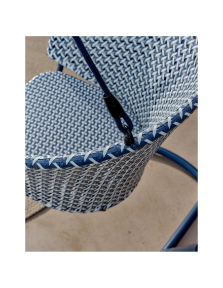 Sillón colgante con pie Saliga de aluminio y ratán sintético azul - Kave Home