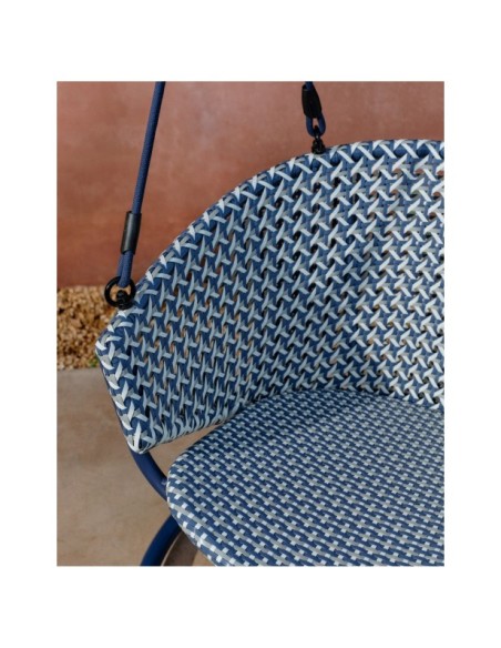 Sillón colgante con pie Saliga de aluminio y ratán sintético azul - Kave Home