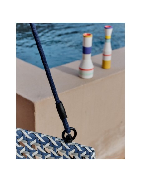 Sillón colgante con pie Saliga de aluminio y ratán sintético azul - Kave Home