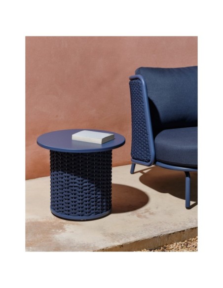 Mesa auxiliar de exterior Sedalis de aluminio y cuerda azul Ø50 cm - Kave Home