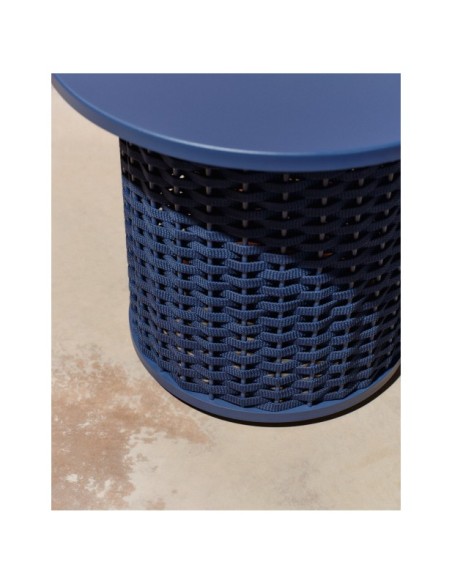 Mesa auxiliar de exterior Sedalis de aluminio y cuerda azul Ø50 cm - Kave Home