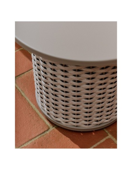 Mesa auxiliar de exterior Sedalis de aluminio y cuerda topo Ø50 cm - Kave Home