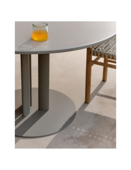 Mesa redonda de exterior Sedalis de acero y sobre de aluminio topo Ø80 cm - Kave Home