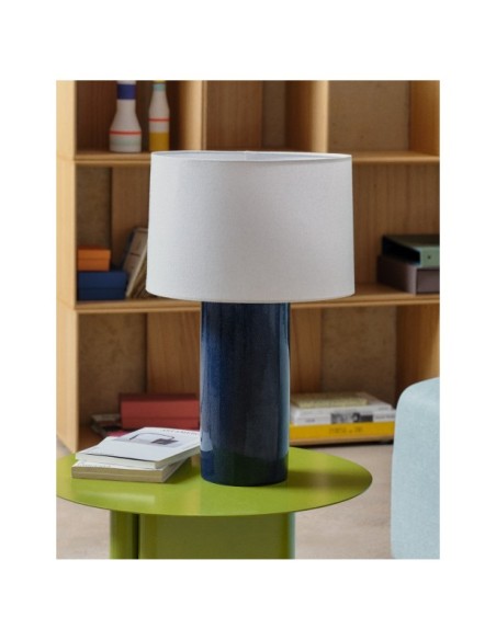 Lámpara de mesa Toneric de cerámica con acabado azul y algodón - Kave Home