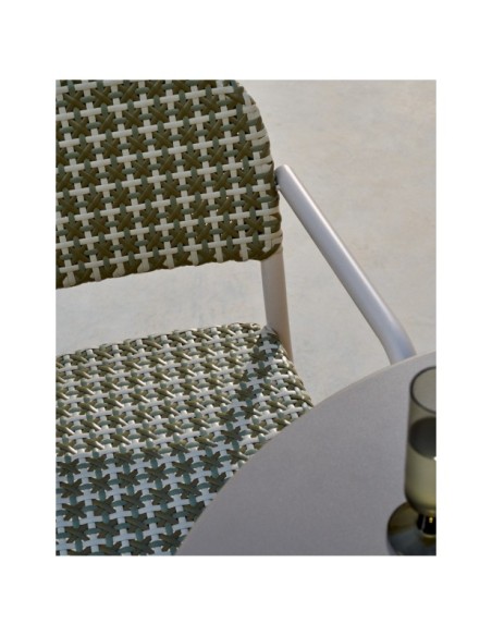 Silla apilable Tuccia de aluminio y ratán sintético verde y beige - Kave Home
