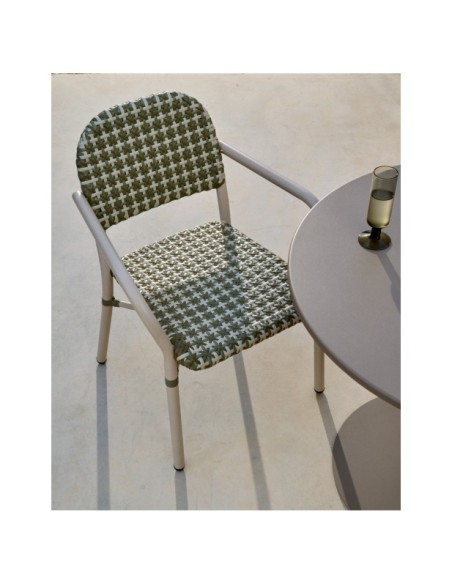Silla apilable Tuccia de aluminio y ratán sintético verde y beige - Kave Home