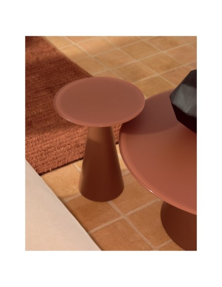 Mesa auxiliar Wilshire cristal templado glaseado y acero acabado pintado terracota mate Ø30cm - Kave Home