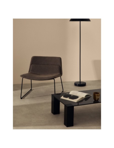 Butaca Zahara marrón y acero con acabado negro FSC 100%   - Kave Home