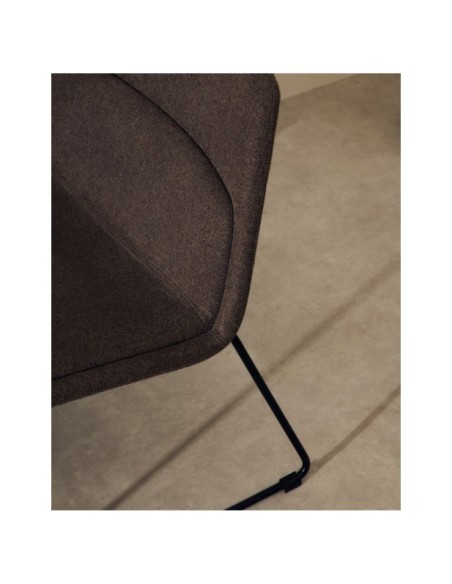 Butaca Zahara marrón y acero con acabado negro FSC 100%   - Kave Home