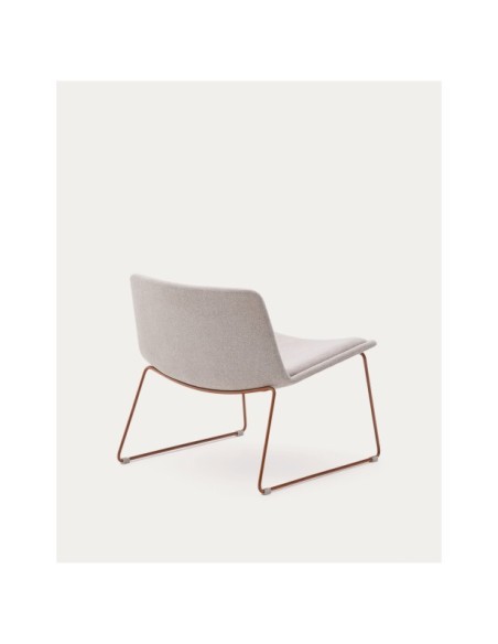 Butaca Zahara beige y patas de acero con acabado terracota FSC 100% - Kave Home