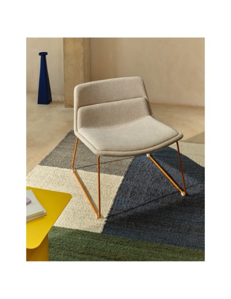 Butaca Zahara beige y patas de acero con acabado terracota FSC 100% - Kave Home