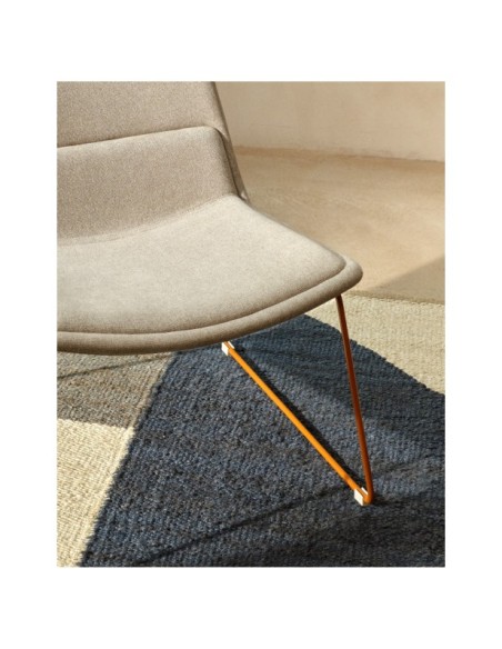 Butaca Zahara beige y patas de acero con acabado terracota FSC 100% - Kave Home