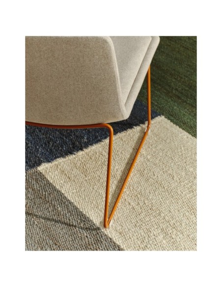 Butaca Zahara beige y patas de acero con acabado terracota FSC 100% - Kave Home