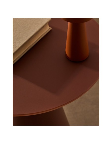Mesa auxiliar Wilshire cristal templado glaseado y acero acabado pintado terracota mate Ø50cm - Kave Home