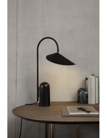 Lámpara de Mesa ARUM, Metal / Mármol Negro - Ferm Living