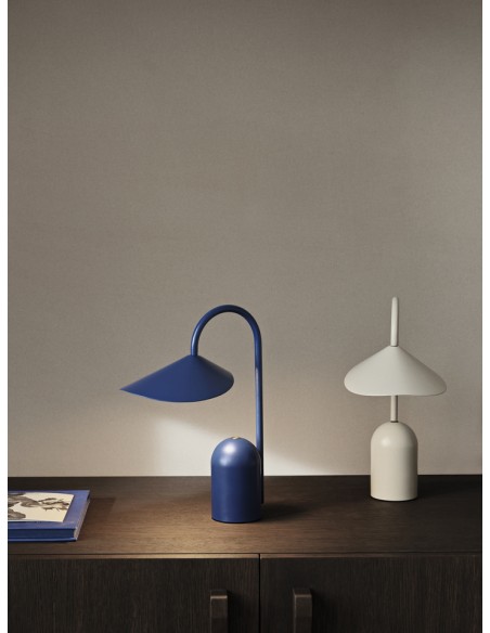 Lámpara Portátil ARUM, Metal Azul Brillante - Ferm Living