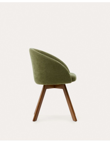 Silla giratoria Marvin chenilla verde y patas de madera maciza de haya acabado nogal - Kave Home