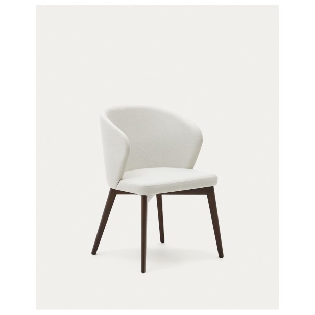 Silla Darice de chenilla beige y madera maciza de haya con acabado nogal FSC 100% - Kave Home