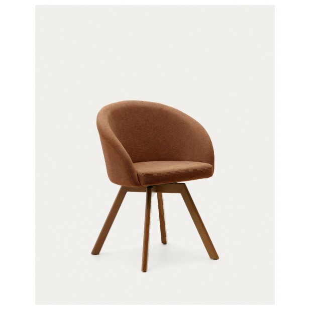Silla giratoria Marvin chenilla marrón y patas de madera maciza de haya acabado nogal FSC 100% - Kave Home