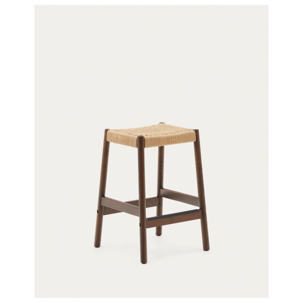 Taburete Yalia de madera maciza de roble con acabado nogal y cuerda altura 65 cm FSC 100% - Kave Home