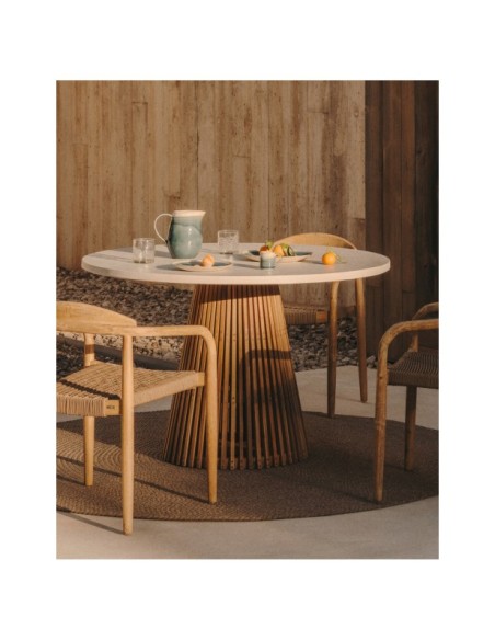 Mesa redonda de exterior Alcaufar de madera maciza de teca y cemento blanco Ø 120 cm - Kave Home