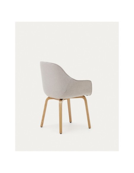 Silla Aleli de chenilla beige y patas de madera maciza de fresno con acabado natural - Kave Home