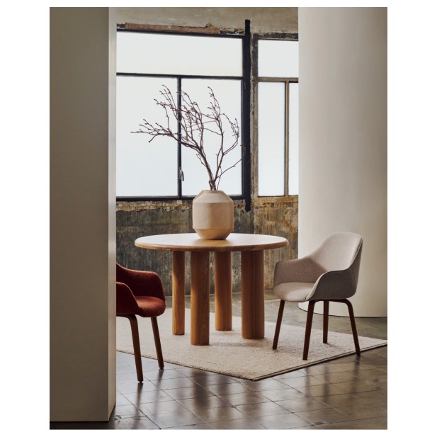 Silla Aleli de chenilla beige y patas...