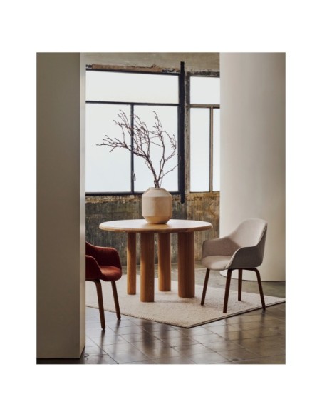 Silla Aleli de chenilla beige y patas de madera maciza de fresno con acabado natural - Kave Home