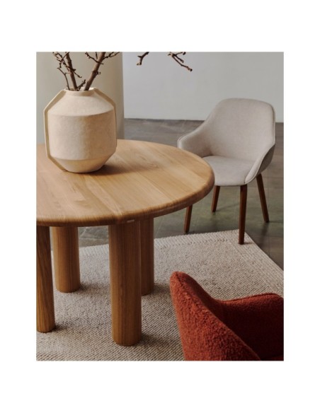 Silla Aleli de chenilla beige y patas de madera maciza de fresno con acabado natural - Kave Home