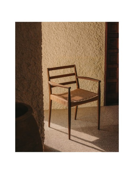 Silla Analy con reposabrazos madera maciza de roble acabado nogal asiento cuerda FSC 100% - Kave Home