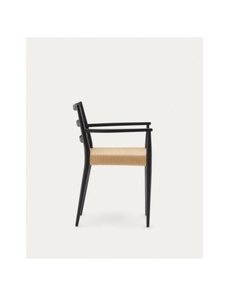 Silla Analy con reposabrazos madera maciza de roble acabado negro asiento cuerda FSC 100% - Kave Home